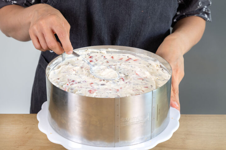 Erdbeer-Yogurette-Torte schichten