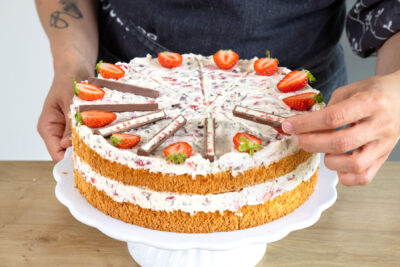 Erdbeer-Yogurette-Torte dekorieren