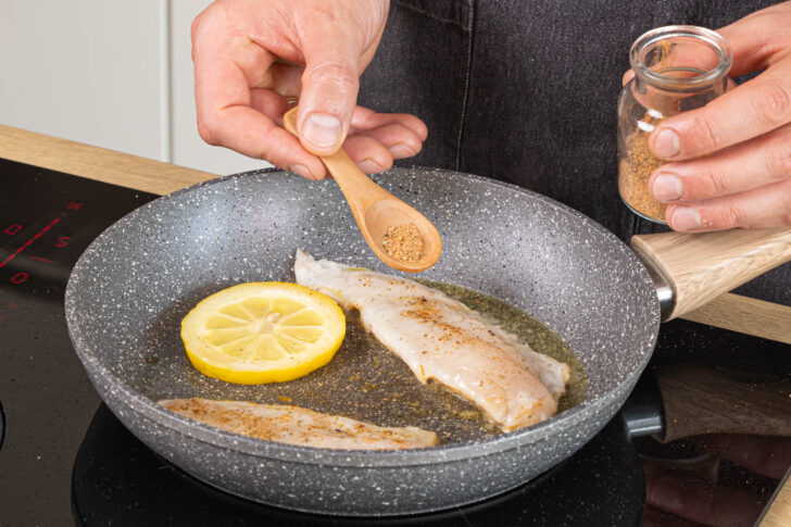 Fischfilets mit Fischgewürz würzen
