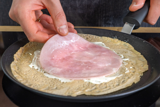 Schinken auf die Crème fraîche geben