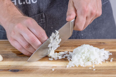 Zwiebel und Knoblauch würfeln