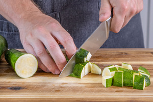 Zucchini würfeln