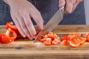 Paprika würfeln