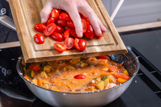 Tomaten in die Pfanne geben