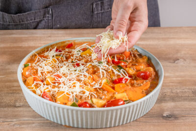 Gemüseauflauf mit Hackfleisch und Käse überbacken