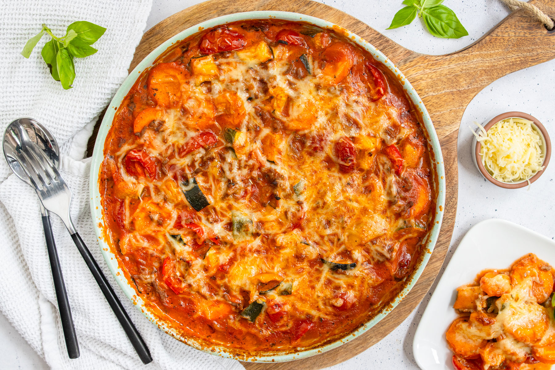 Gemüseauflauf mit Hackfleisch und Käse überbacken