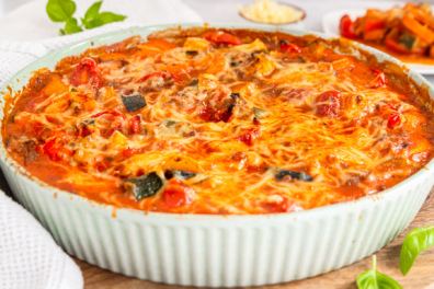 Gemüseauflauf mit Hackfleisch und Käse überbacken