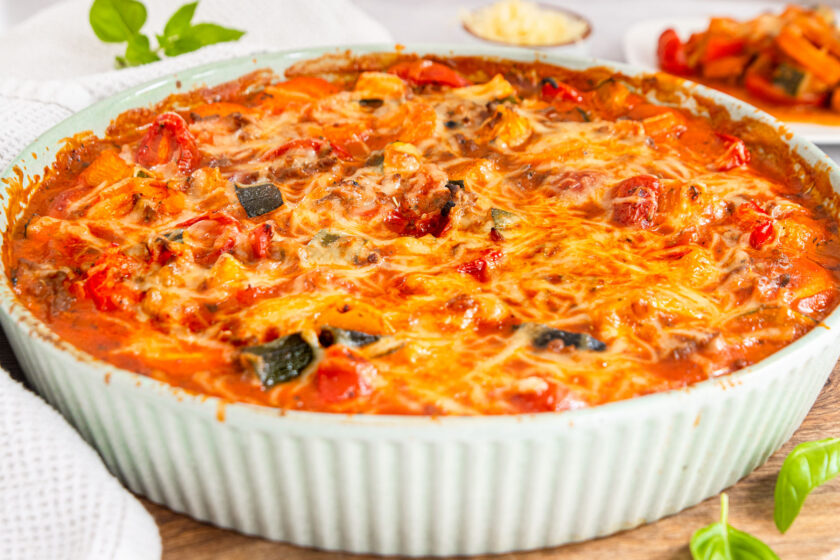 Gemüseauflauf mit Hackfleisch und Käse überbacken