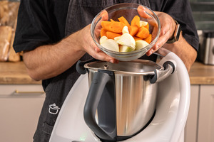 Gemüse in den Thermomix® geben