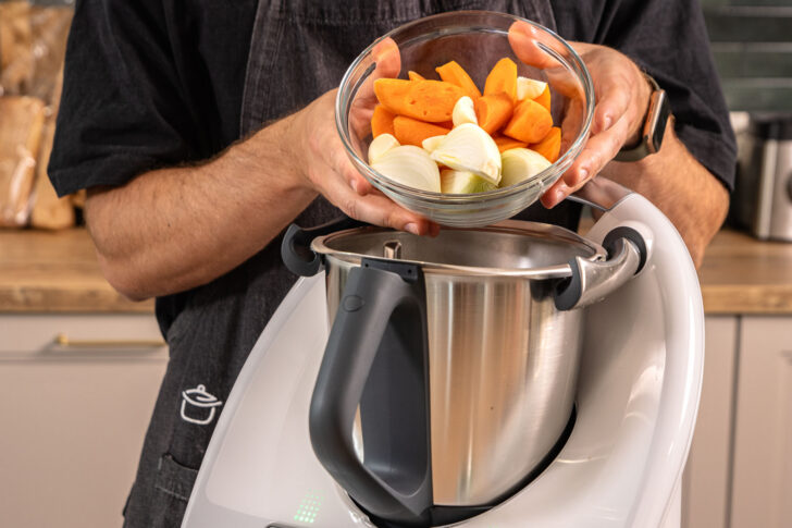 Gemüse in den Thermomix® geben