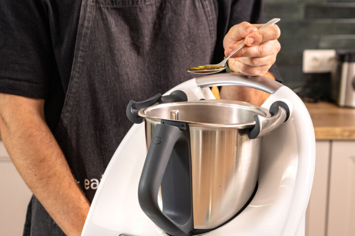 Öl in den Thermomix® geben