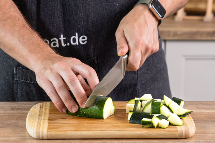 Zucchini würfeln