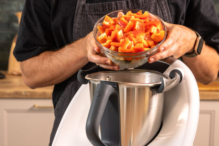 Paprika in den Thermomix® geben