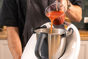 Passierte Tomaten in den Thermomix® schütten