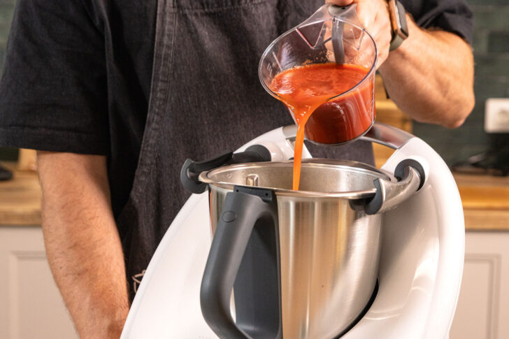 Passierte Tomaten in den Thermomix® schütten