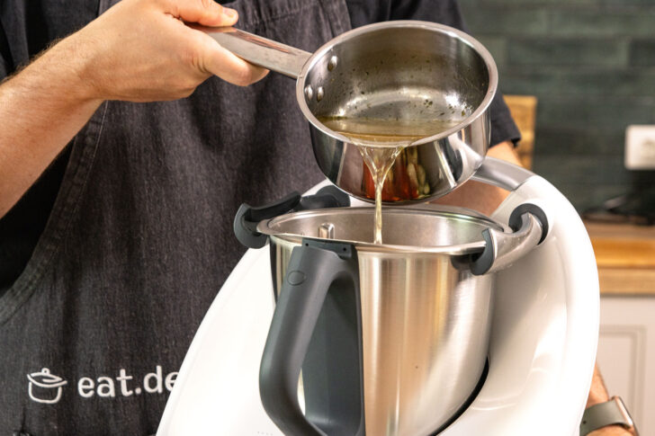 Gemüsebrühe in den Thermomix® schütten