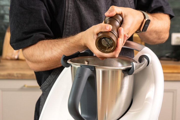 Pfeffer in den Thermomix® geben