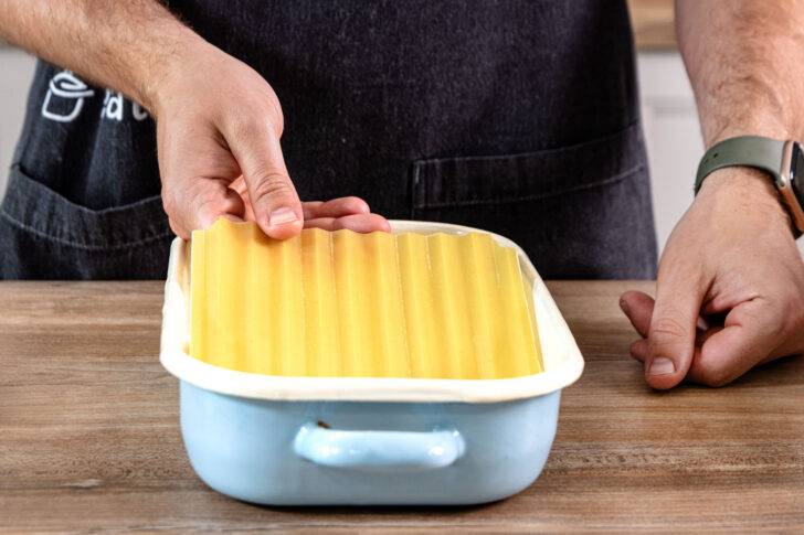 Lasagneplatte in Auflaufform legen