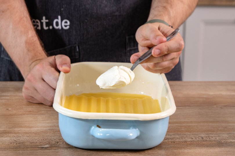 Crème fraîche über Lasagneplatte streichen