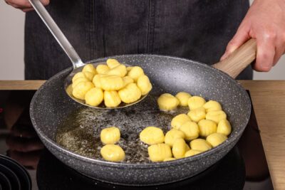 Gnocchi in die Pfanne geben