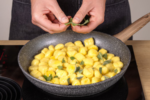 Salbei zu den Gnocchi geben