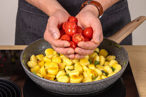 Tomaten hinzugeben