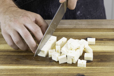 Feta in Würfel schneiden