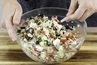 Reissalat würzen und durchmischen