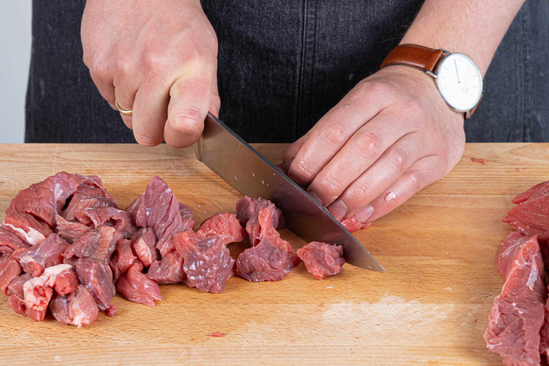 Rindfleisch in mundgerechte Stücke schneiden