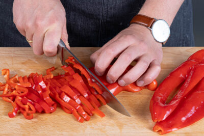Paprika in Streifen schneiden