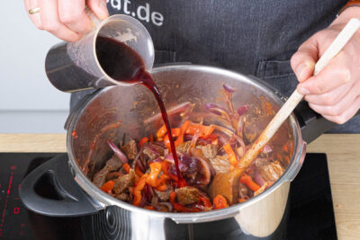 Gulasch im Schnellkochtopf mit Rotwein und Rinderfond ablöschen