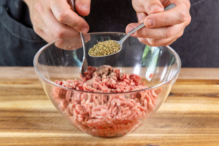 italienische Kräuter zum Hackfleisch geben