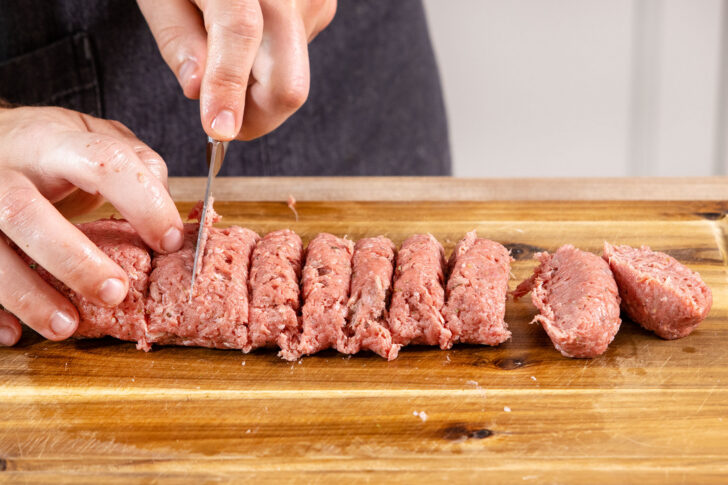 Hackfleisch in gleichgroße Stücke teilen