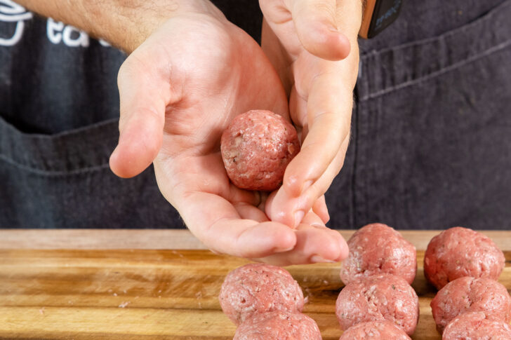 Hackfleisch zu Bällchen formen