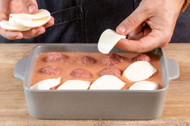 Mozzarella über die Hackfleischbällchen Toskana geben