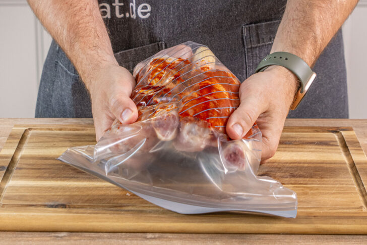 Marinade verteilen