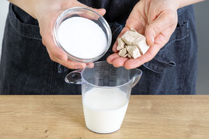 Zucker und Hefe zur Milch geben