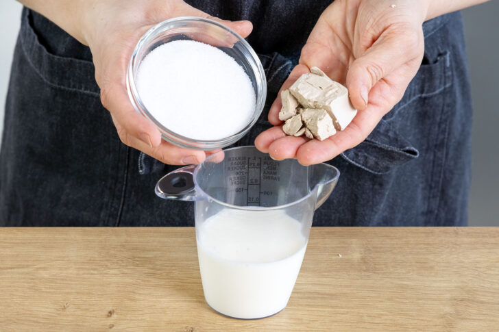 Zucker und Hefe zur Milch geben