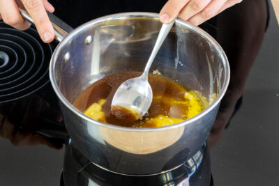 Butter, Zucker und Zimt im Topf schmelzen