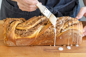 Saftiger Hefe-Nusszopf nach Omas Rezept
