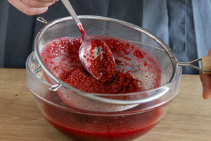 Himbeeren durch Sieb passieren
