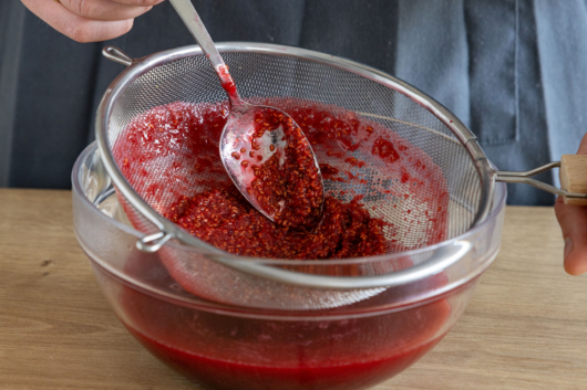 Himbeeren durch Sieb passieren