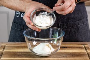 Joghurt und saure Sahne vermengen