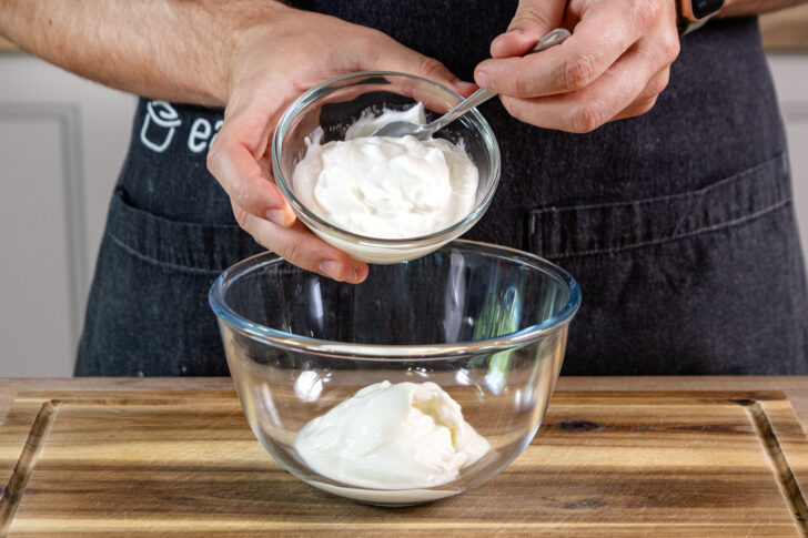 Joghurt und saure Sahne vermengen