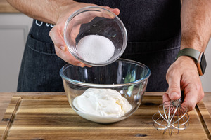 Zucker zur Joghurtmasse geben