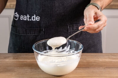 Joghurtmasse unter Sahne heben