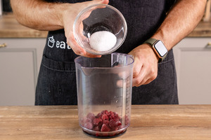 Zucker zu TK-Himbeeren geben