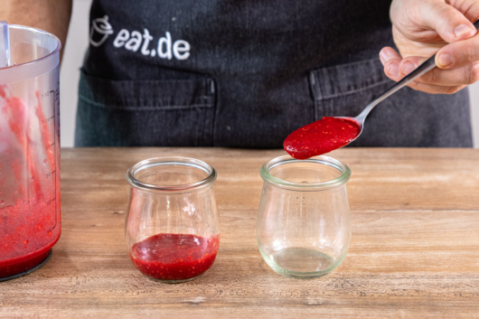 Himbeerpüree ins Glas geben