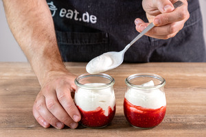 Joghurtcreme ins Glas geben