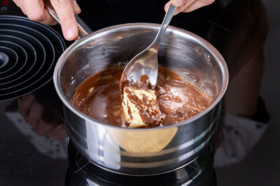 Schokolade mit Butter schmelzen